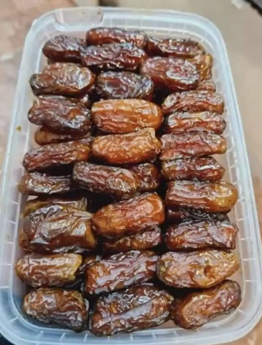 Shahani dates are one of Iran’s most luxurious and flavorful date varieties, known for their soft texture, golden‑brown color, and rich sweetness. Grown mainly in Jahrom, they are ideal for bulk buyers, natural date syrup production, and premium retail markets.