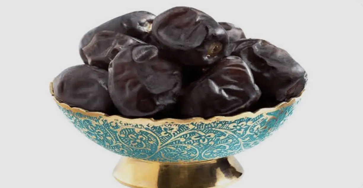 Mazafati dates — globally known as “Bam Dates” — are Iran’s most popular soft and moist date variety. With their glossy black color, thin skin, caramel‑like flavor, and high moisture content, they are an excellent choice for bulk buyers, premium packaging, and export markets.