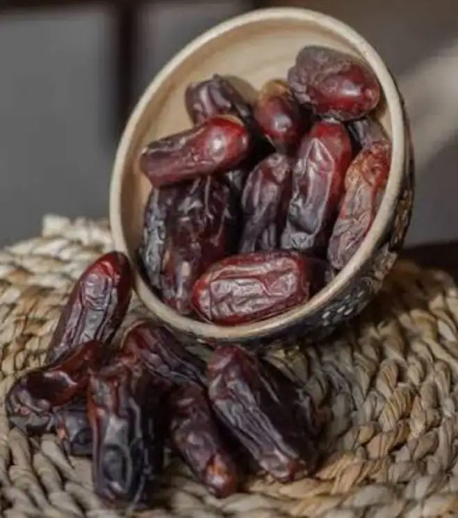 Rabbi dates are one of Iran’s oldest and most authentic date varieties. With their elongated shape, thin shiny skin, mild sweetness, and exceptional shelf life, they are an excellent choice for bulk buyers and export markets.