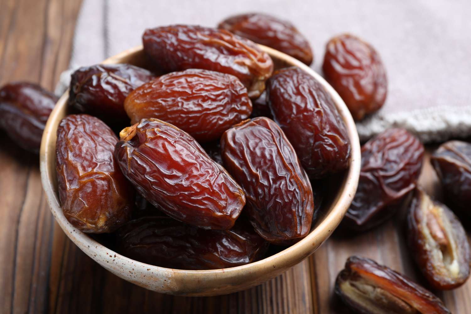 Learn everything about buying wholesale Iranian dates. Discover the best varieties, quality standards, packaging options, export tips, and how to choose a reliable date supplier from Iran.