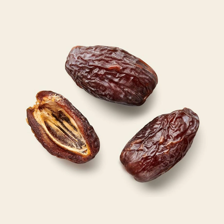 Learn how to identify high-quality dates before placing a bulk order. Discover the essential quality inspection standards, packaging requirements, storage conditions, and expert tips for wholesale and import buyers.