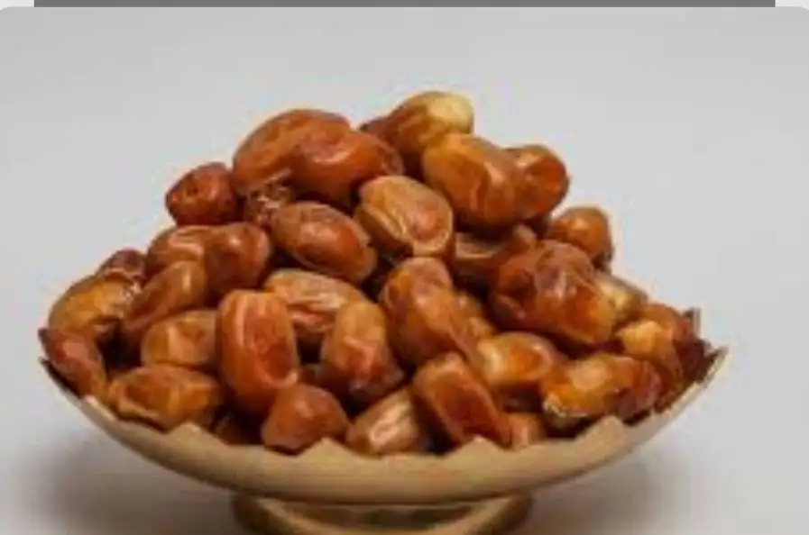 Zahedi dates, also known as “Golden Dates,” are one of Iran’s most valuable dry and semi‑dry date varieties. With their golden‑brown color, firm texture, mild sweetness, and long shelf life, they are an excellent choice for bulk buyers, exporters, and long‑distance transportation.