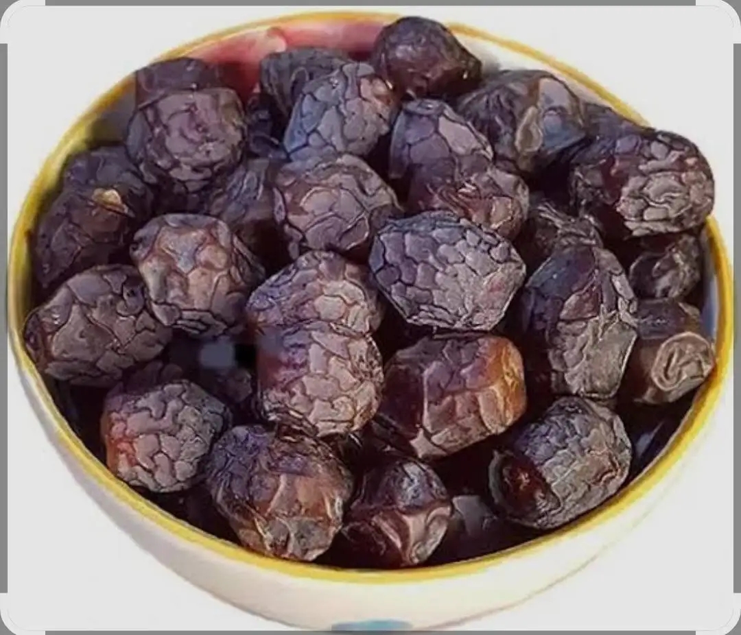 Aluyi dates are known for their plum‑like appearance, soft texture, mild sweetness, and dark brown color. They are an excellent choice for bulk buyers, retail packaging, dessert production, and export to regional markets.